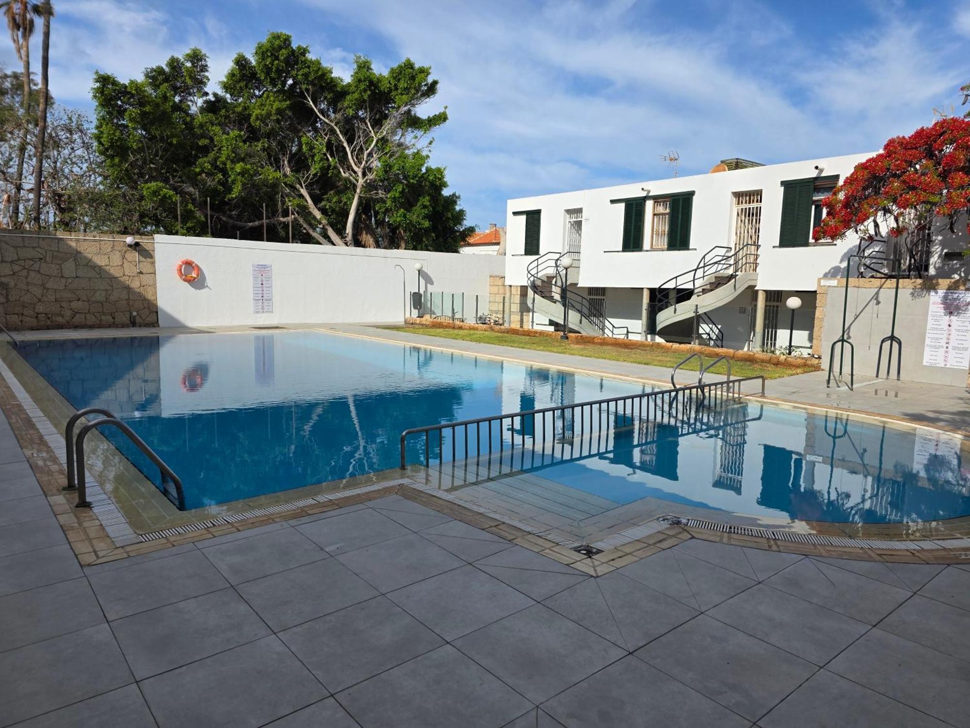 Apartment Jacaranda Close To The Beach, Sea-view, Pool, Wifi, Sat-tv *